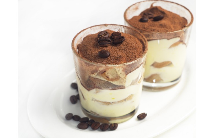 Dei bicchieri di tiramisù al cocco