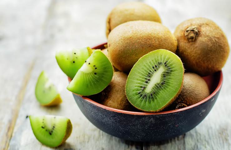 Una ciotola riempita con dei kiwi