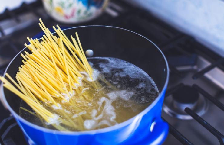 Spaghetti che cuociono in pentola