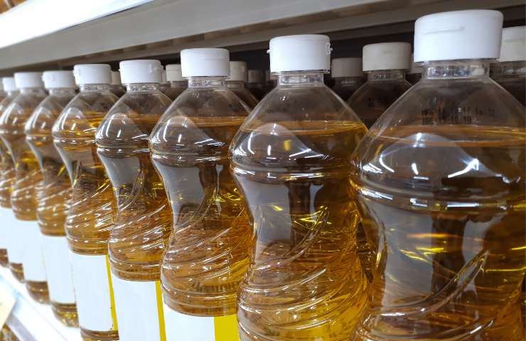 Delle bottiglie di olio d'oliva al supermercato