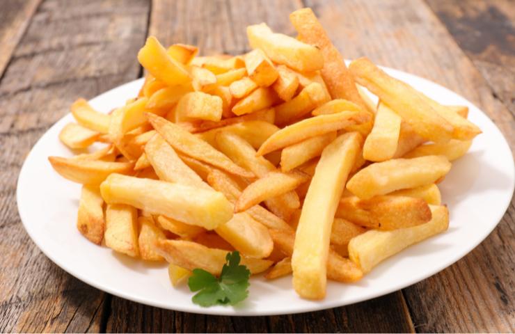Patatine fritte in un piatto