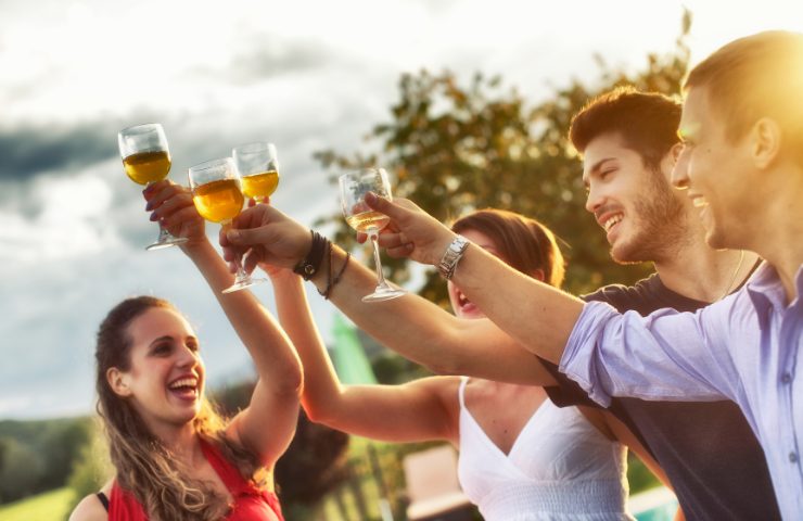 Degli amici che brindano durante un aperitivo