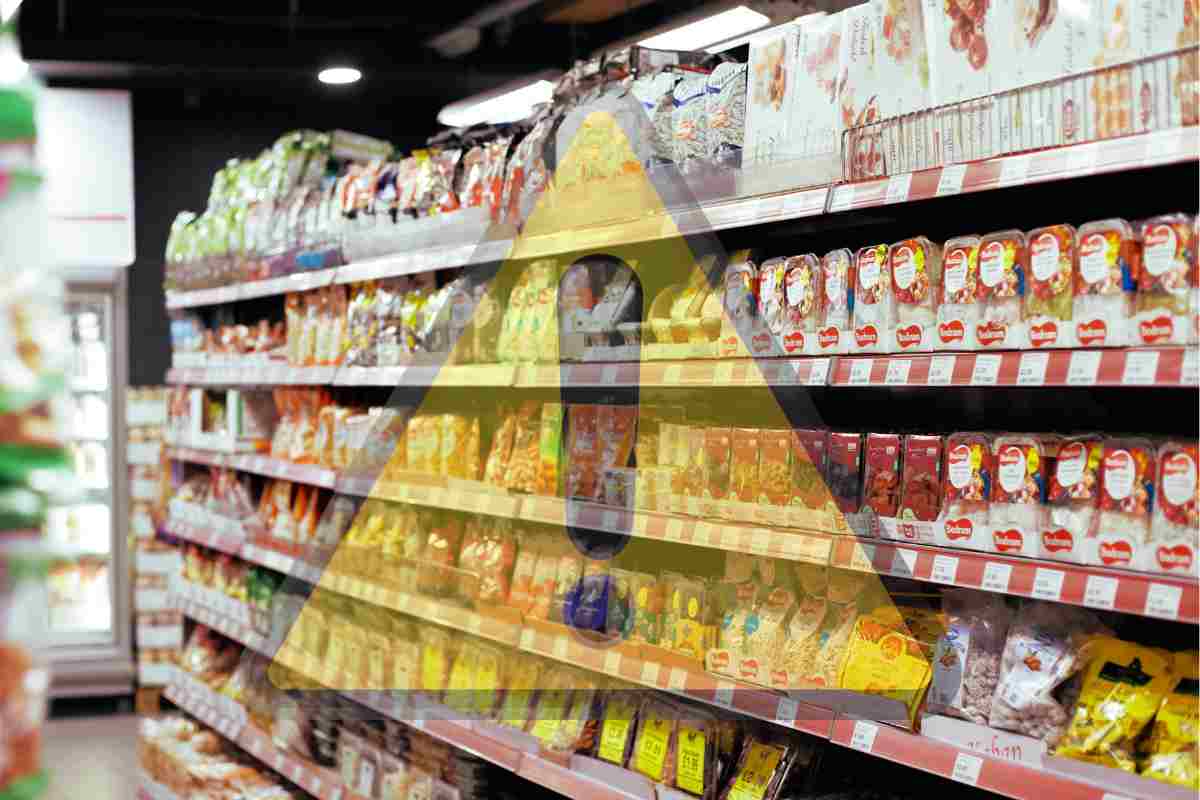 Uno scaffale con merce varia in un supermercato