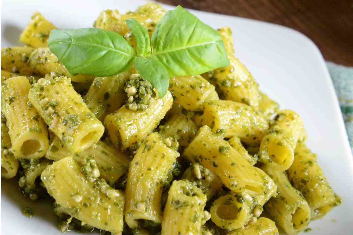 Rigatoni al pesto in un piatto