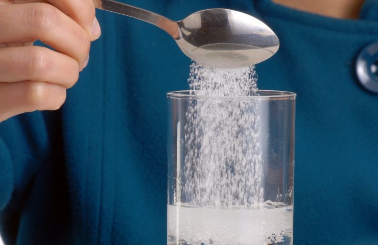 Un bicchiere di acqua e zucchero