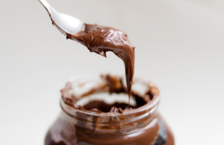 Crema spalmabile alla nocciola raccolta con un cucchiaino