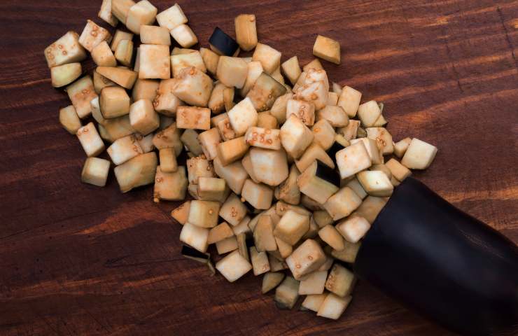 Delle melanzane tagliate a cubetti