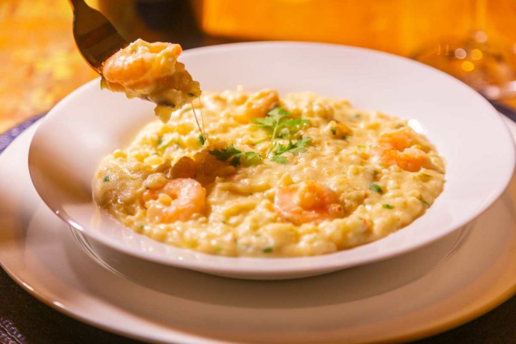 Risotto cacio e pepe con gamberi in un piatto