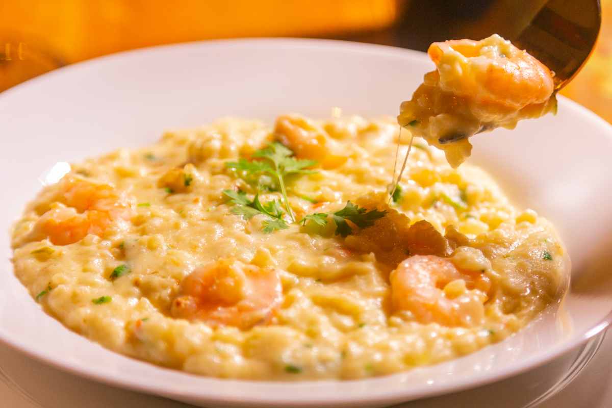 Risotto cacio e pepe con gamberi in un piatto