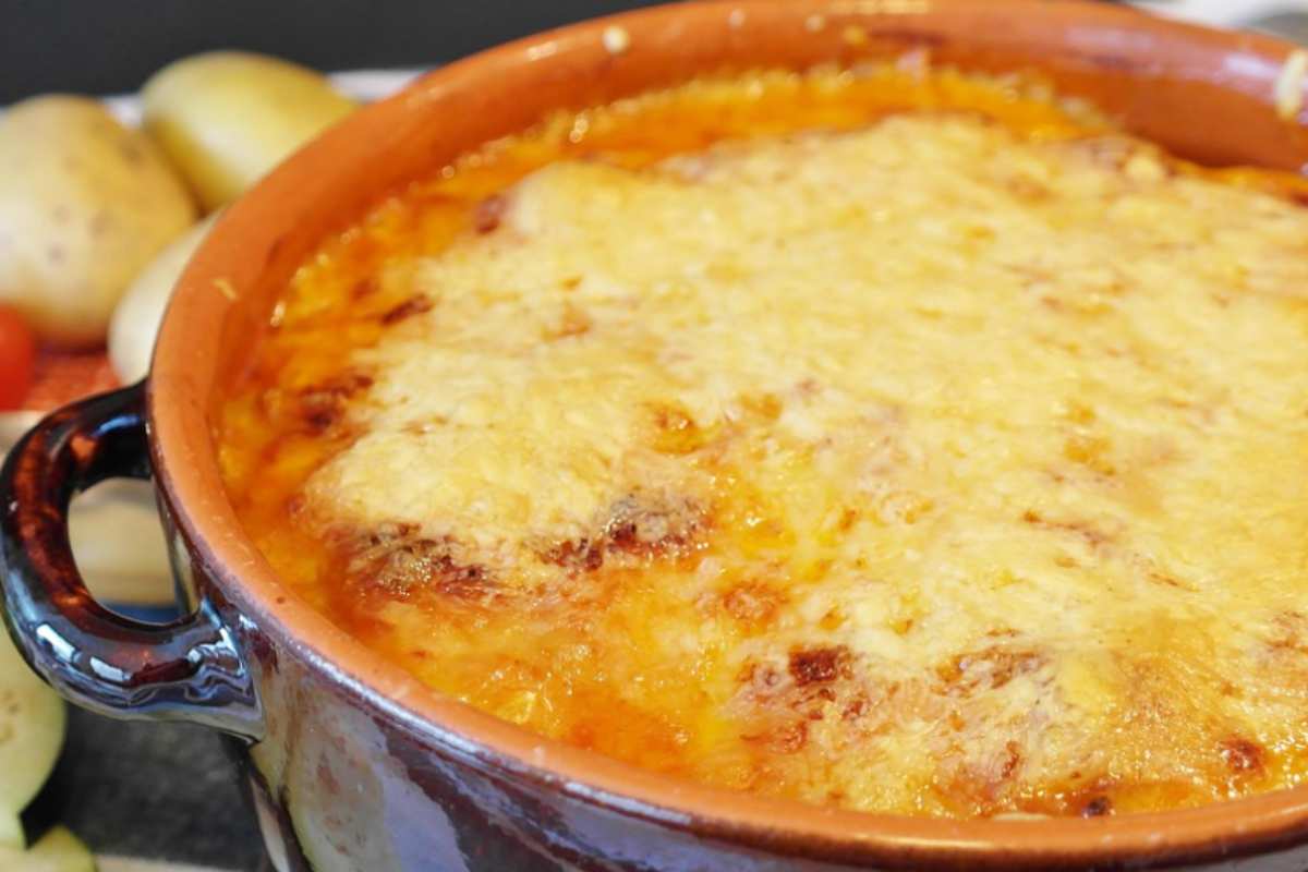 Pasta al forno in un tegame di terracotta