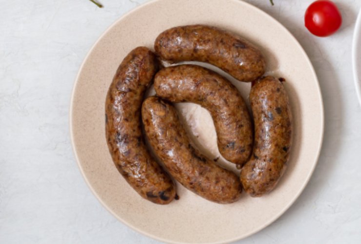 Salsicce vegane in un piatto
