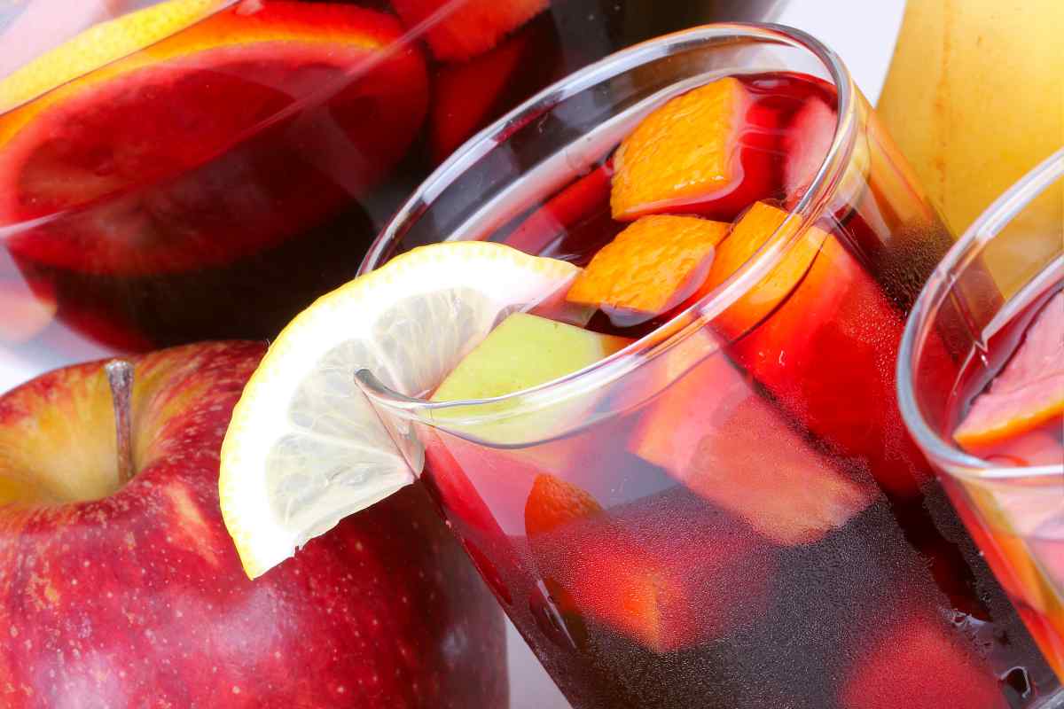 L'aperitivo leggermente alcolico più profumato dell'estate lo prepari con 3 frutti, i tuoi amici ti chiederanno la ricetta