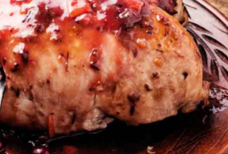 Petto di pollo con salsa in primo piano 