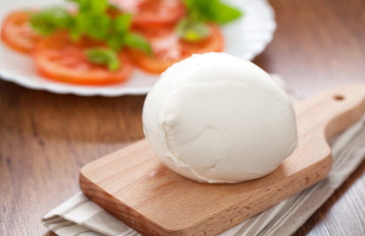 Una mozzarella su un tagliere
