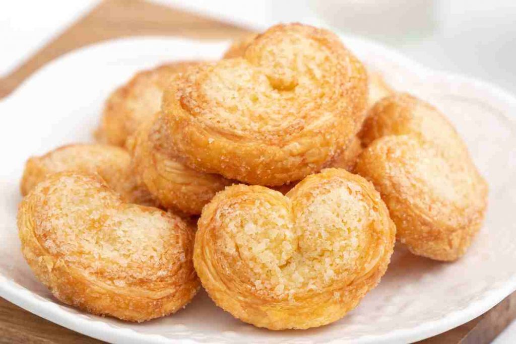 Sfogliette con marmellata di fichi in un piatto