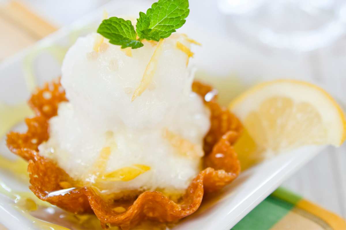 Due limoni bastano per il dessert di Ferragosto, ricetta economica e successo assicurato