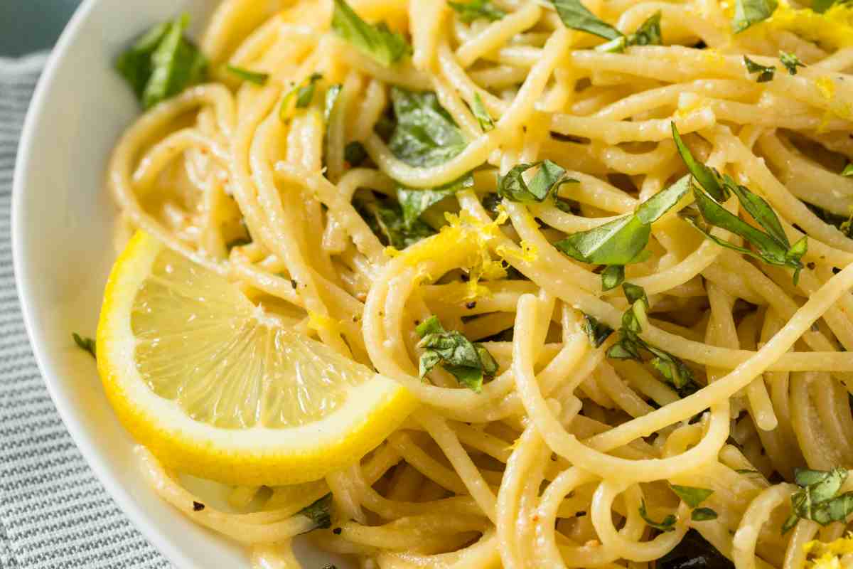 Un piatto di spaghetti al limone e basilico visto da vicino