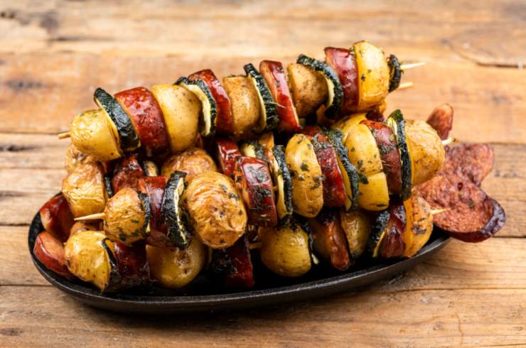 Spiedini di patate salsiccia e zucchine