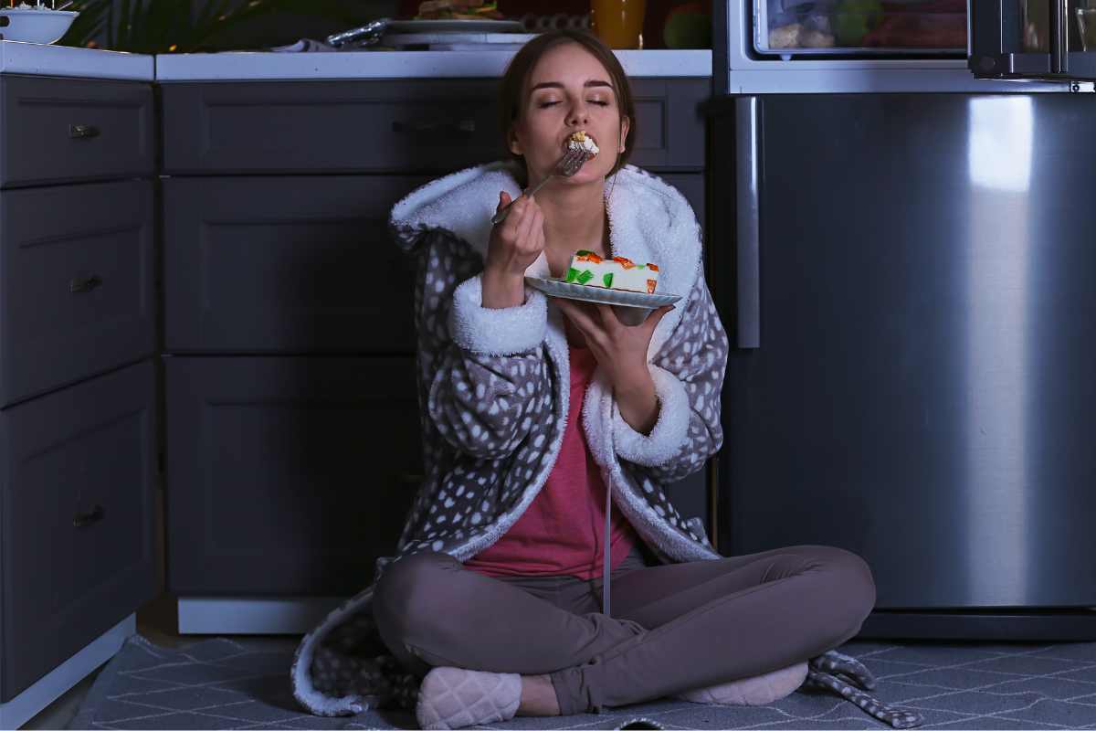 Una donna che si concede uno spuntino notturno