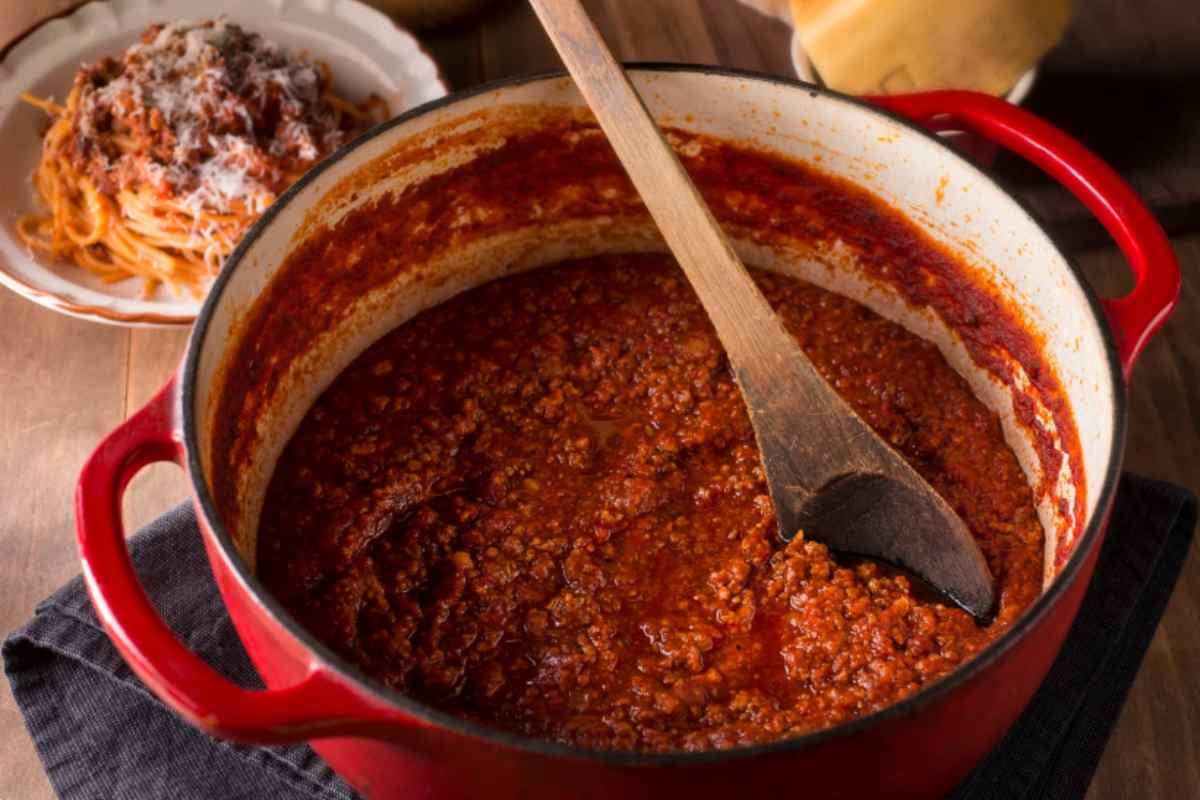 Sugo con carne macinata in una pentola