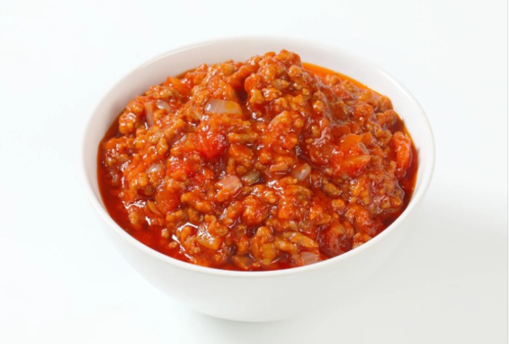 Sugo alla bolognese in un contenitore bianco