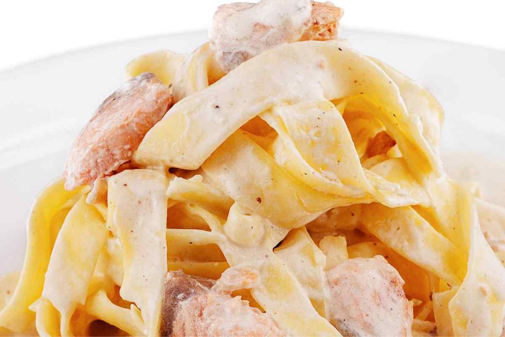 piatto con Tagliatelle condite con panna e salmone fresco