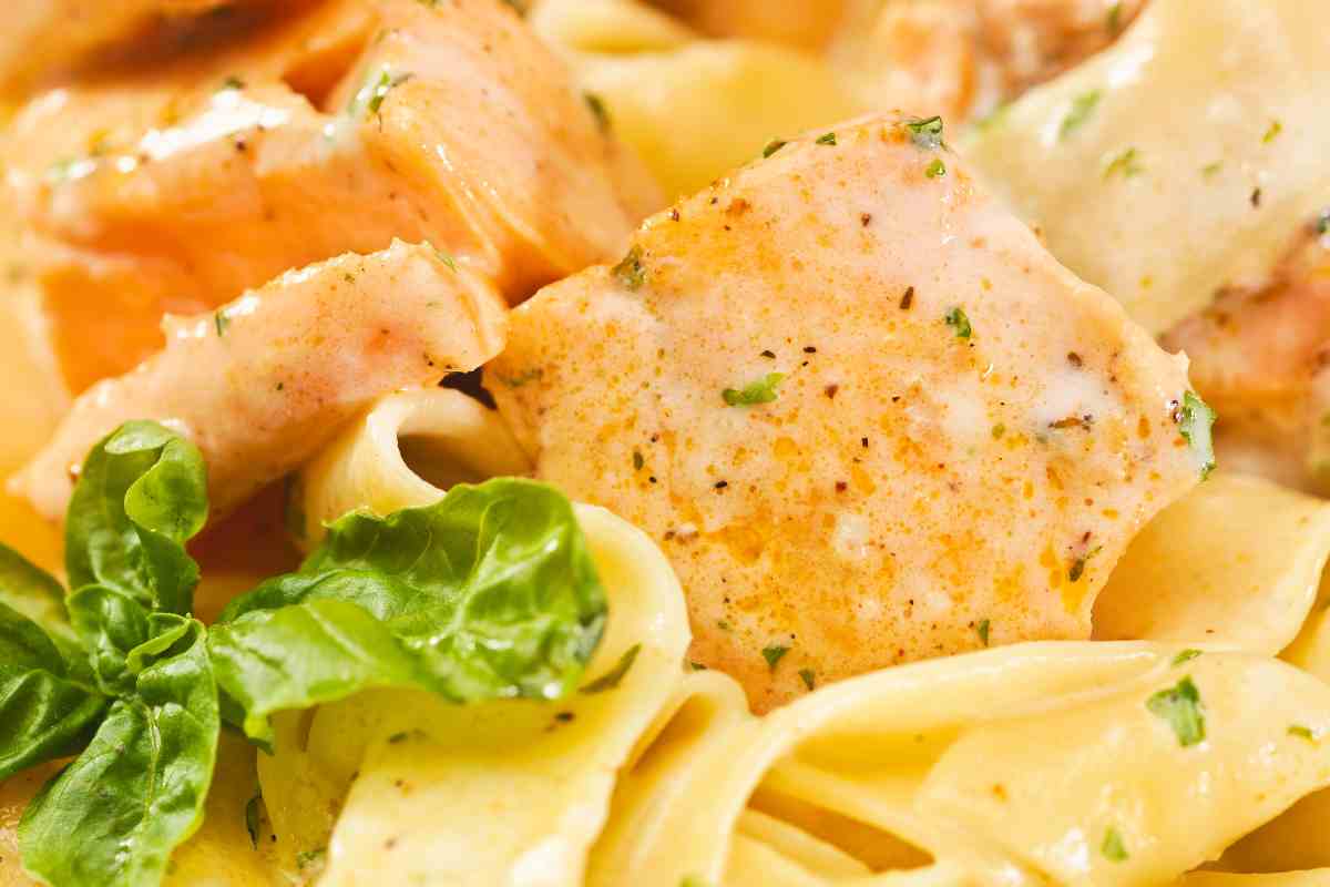Tagliatelle panna e salmone fresco viste da vicino