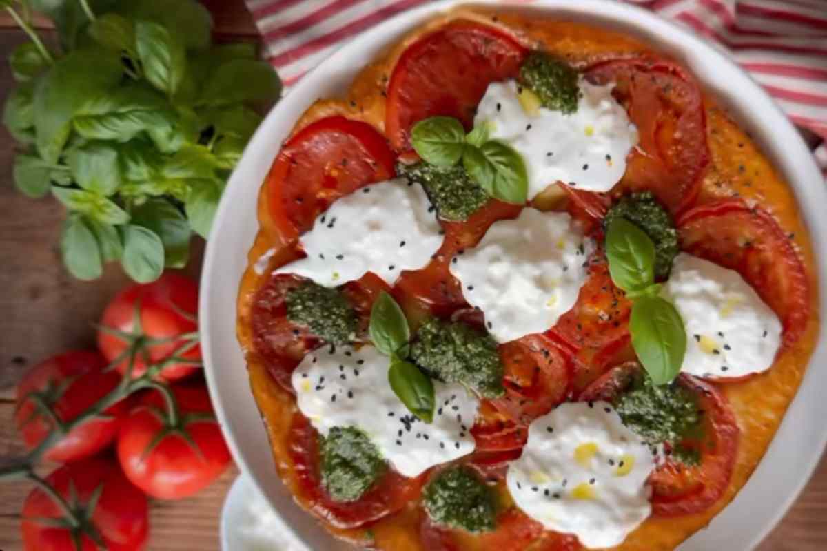Tarte tatin salata con pomodori stracciatella e pesto vista dall'alto