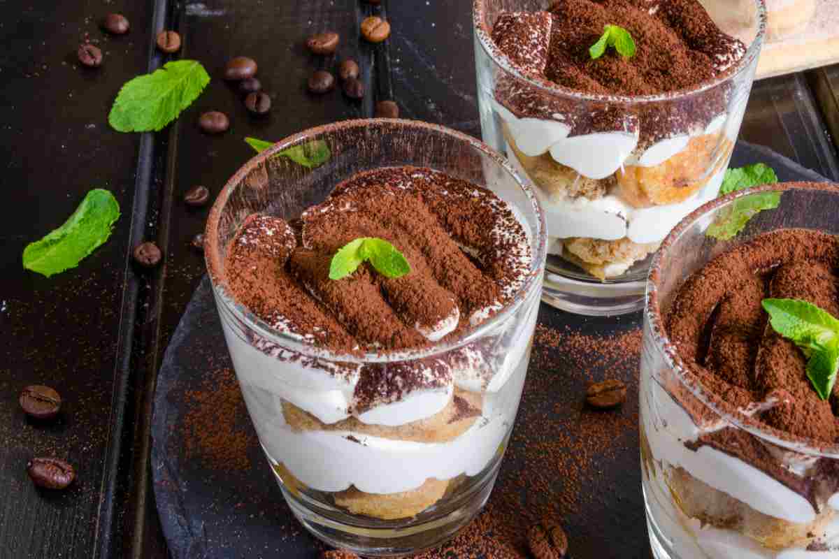 Delle monoporzioni di tiramisù al cocco