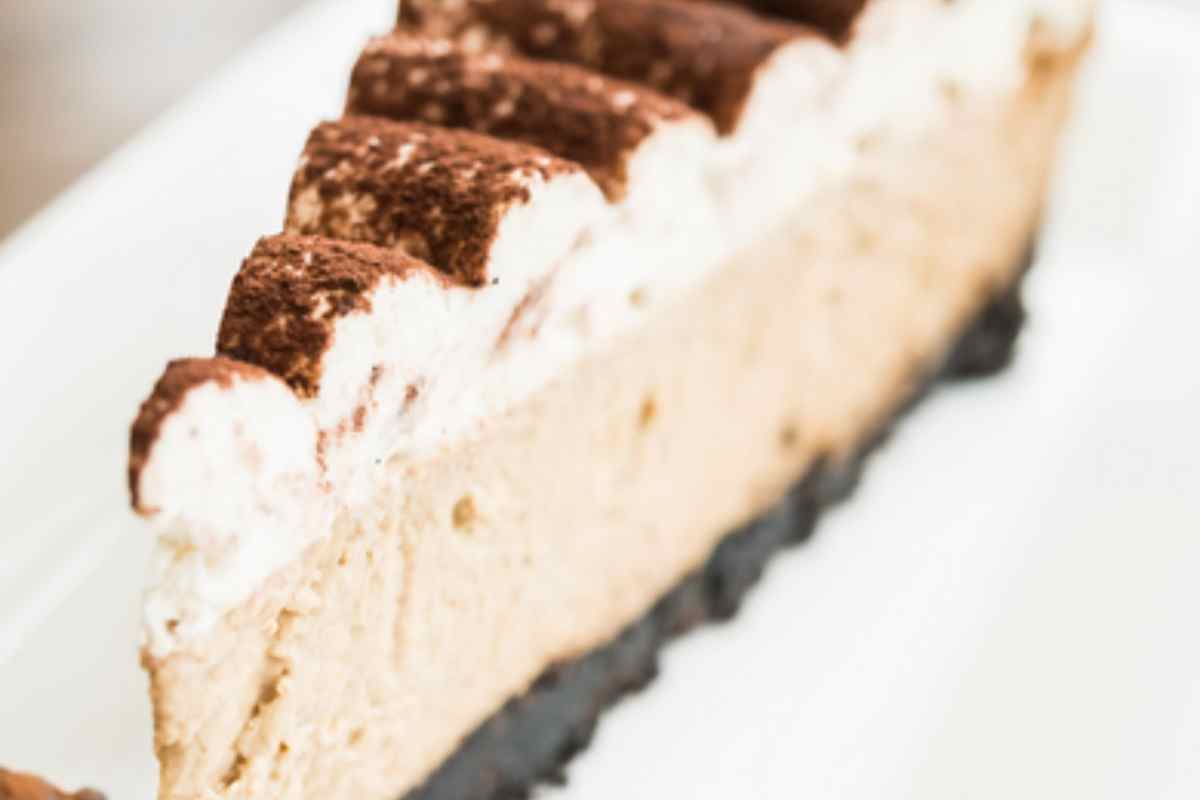 Fetta di torta alla crema di caffè e panna in un piatto