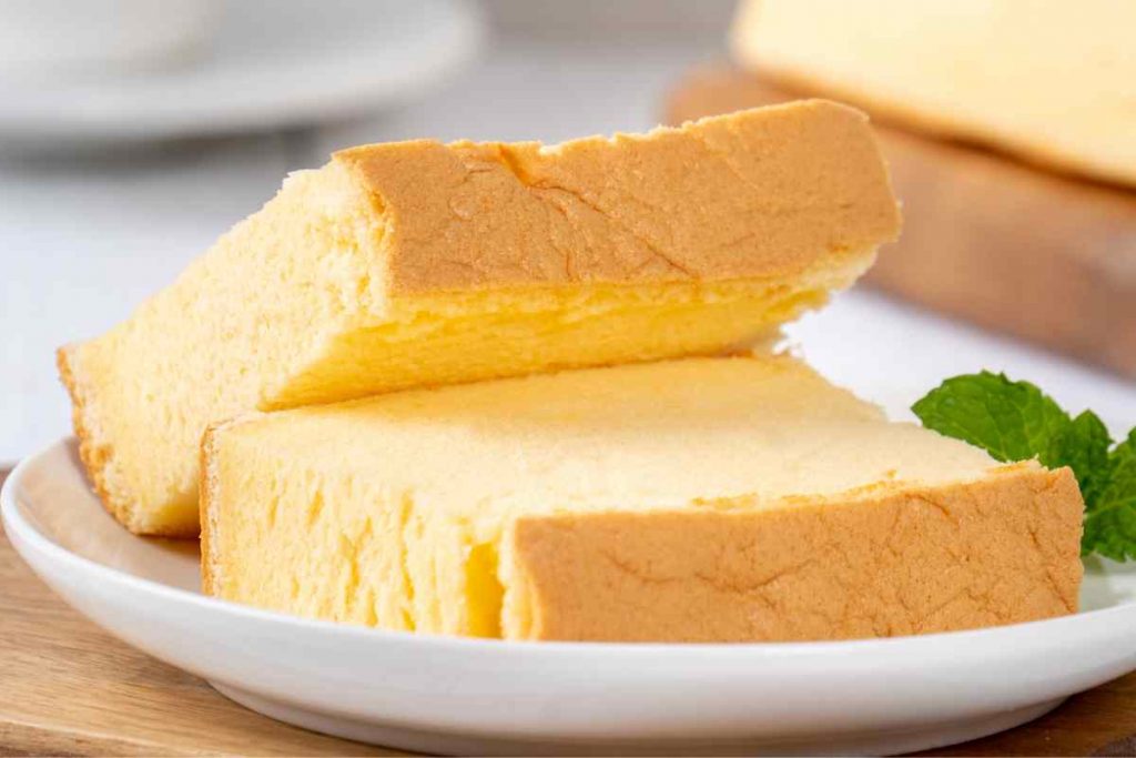 fette di torta all'acqua in un piatto