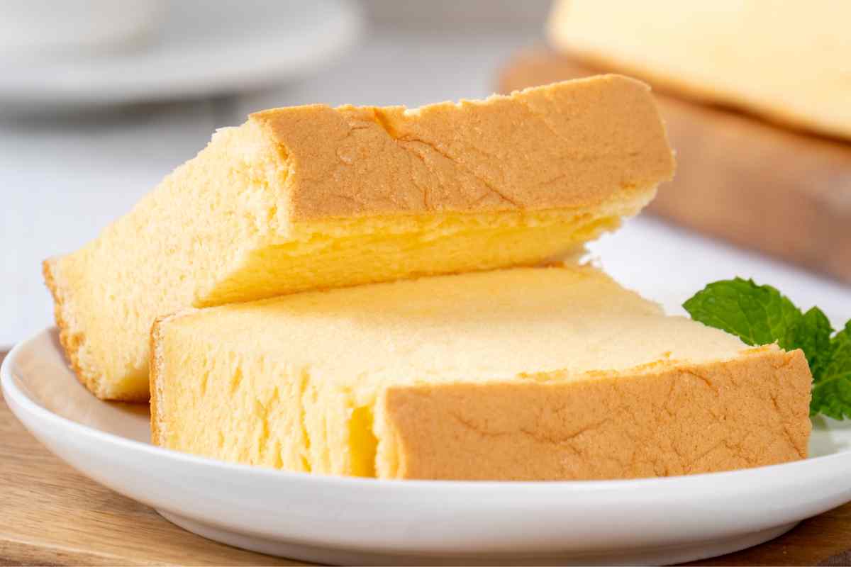 fette di torta all'acqua in un piatto