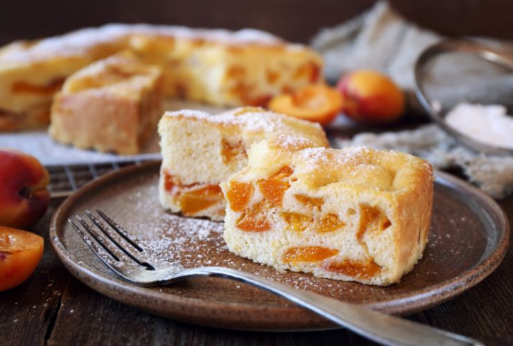 Fette di torta all'albicocca in un piatto