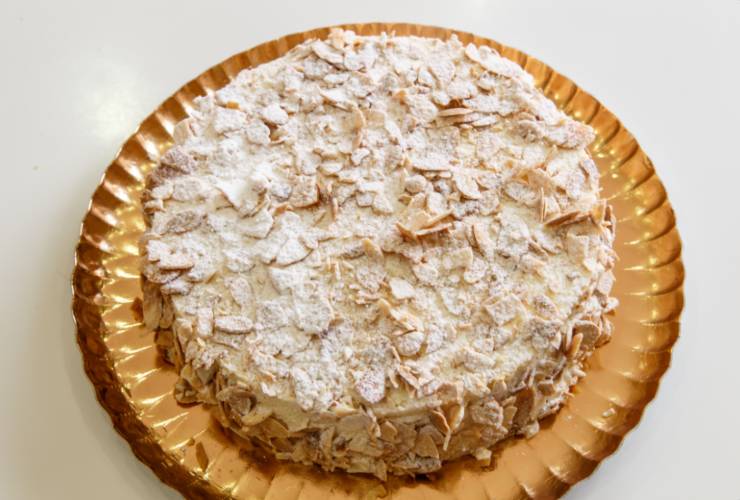Torta alle mandorle con lo zucchero a velo in superficie