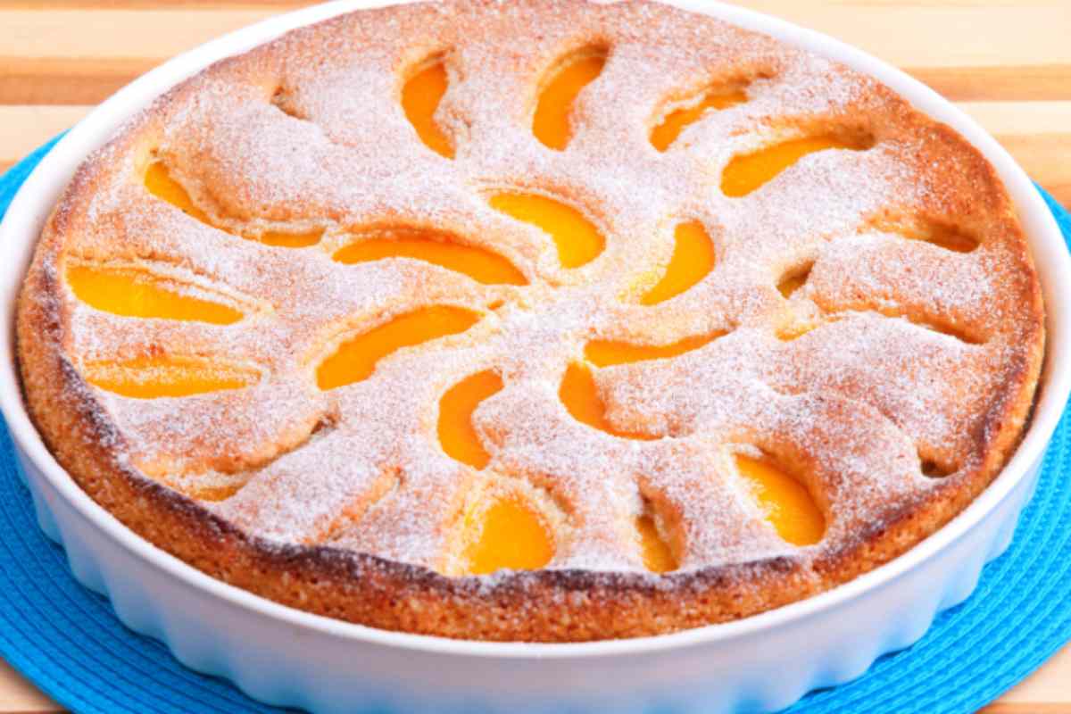 Torta alle pesche con zucchero a velo