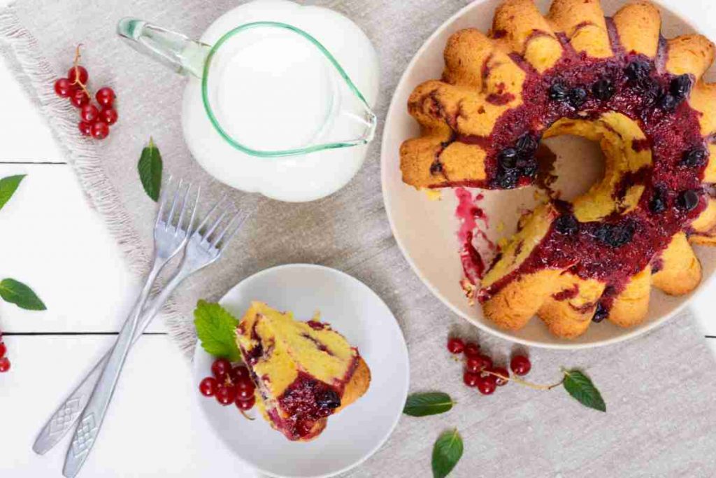 Torta allo yogurt greco con marmellata vista dall'alto