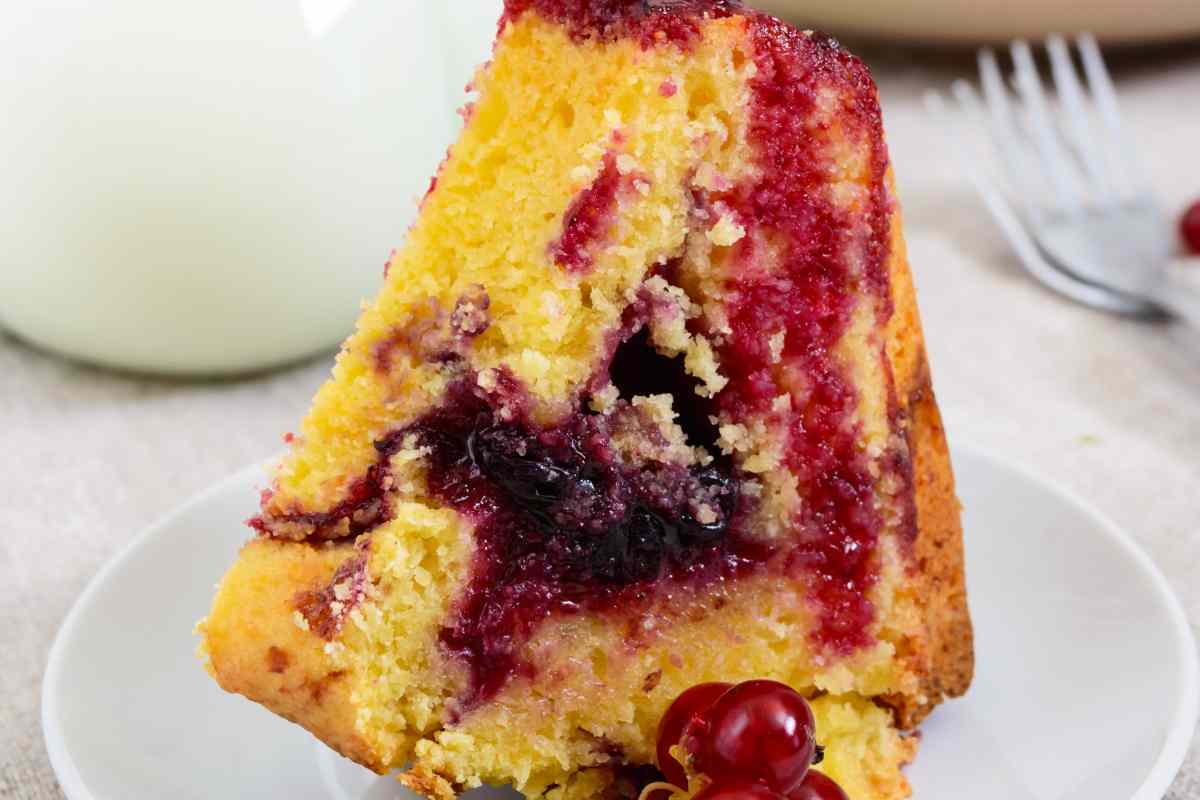 Fetta di torta allo yogurt greco e marmellata in un piatto