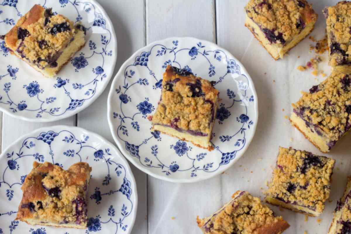 Porzioni di crostata ai mirtilli in piattini di ceramica