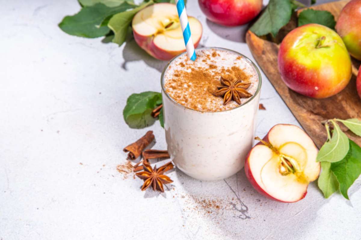 TOrta di mele frullata in un bicchiere