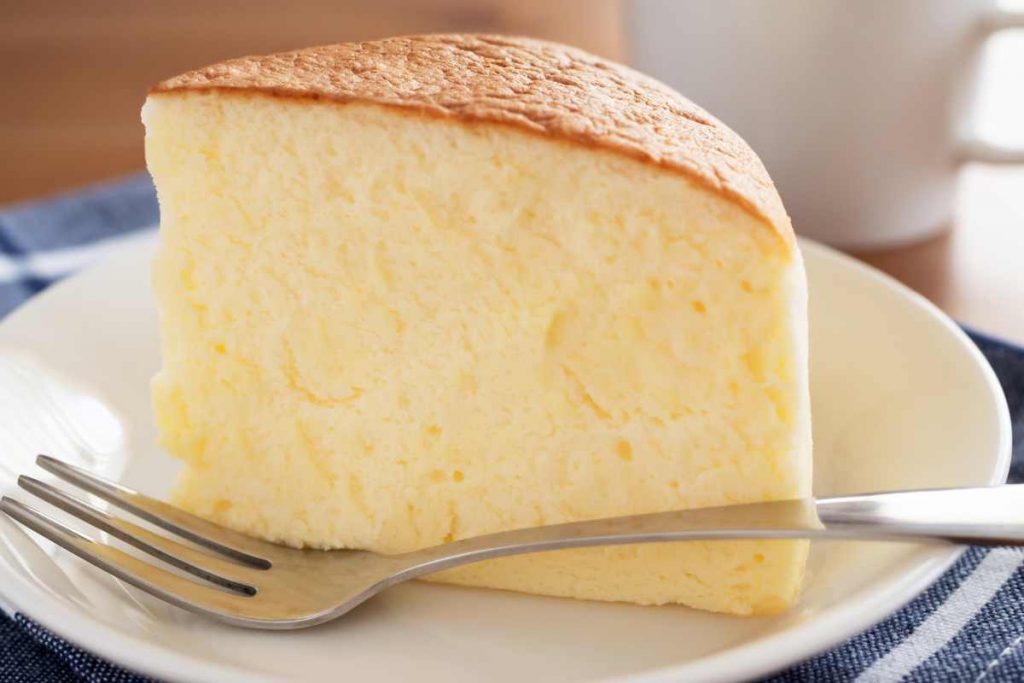 Fetta di torta nuvola allo yogurt in un piatto