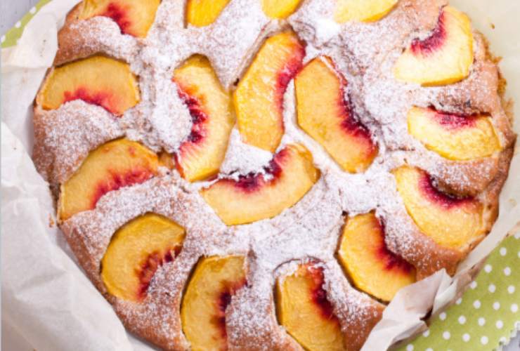 Torta di pesche in primo piano