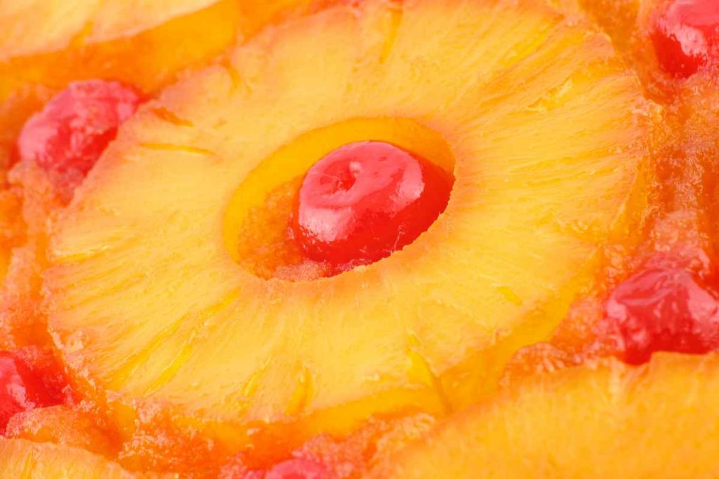 Particolare della fetta di ananas nella torta rovesciata senza burro