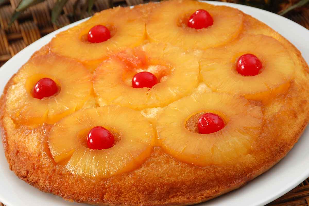 Torta rovesciata all’ananas senza burro su un vassoio