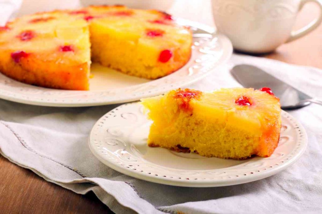 Torta rovesciata all'ananas e ciliegie senza burro