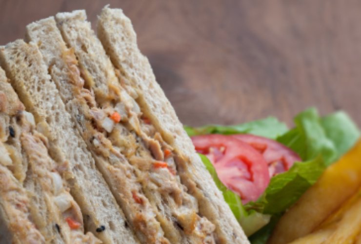 Tramezzini con insalata tonno e pomodori