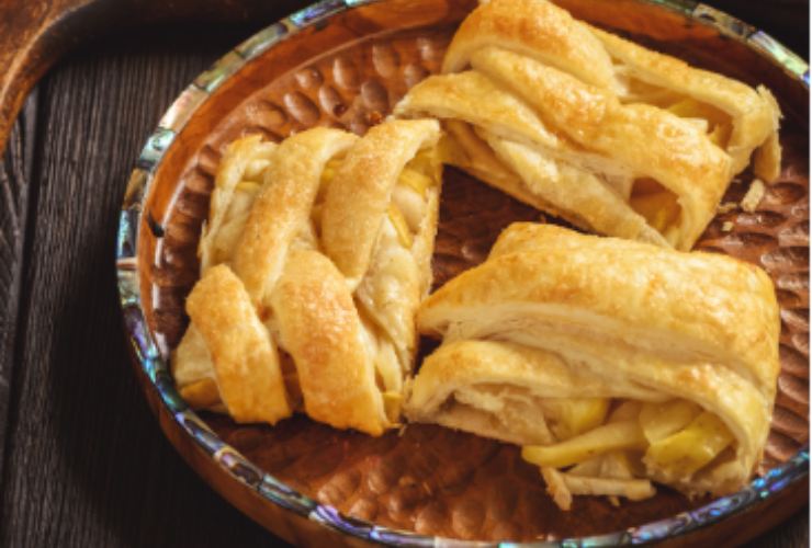 Pezzetti di treccia di pasta sfoglia ripiena