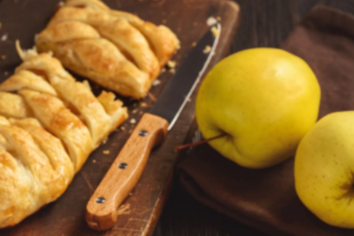 Treccia di pasta sfoglia con le mele