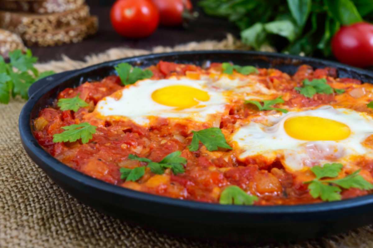 Uova al sugo con prezzemolo