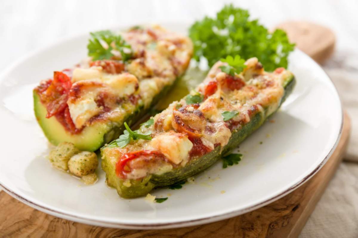 Zucchine ripiene con pomodorini e formaggio