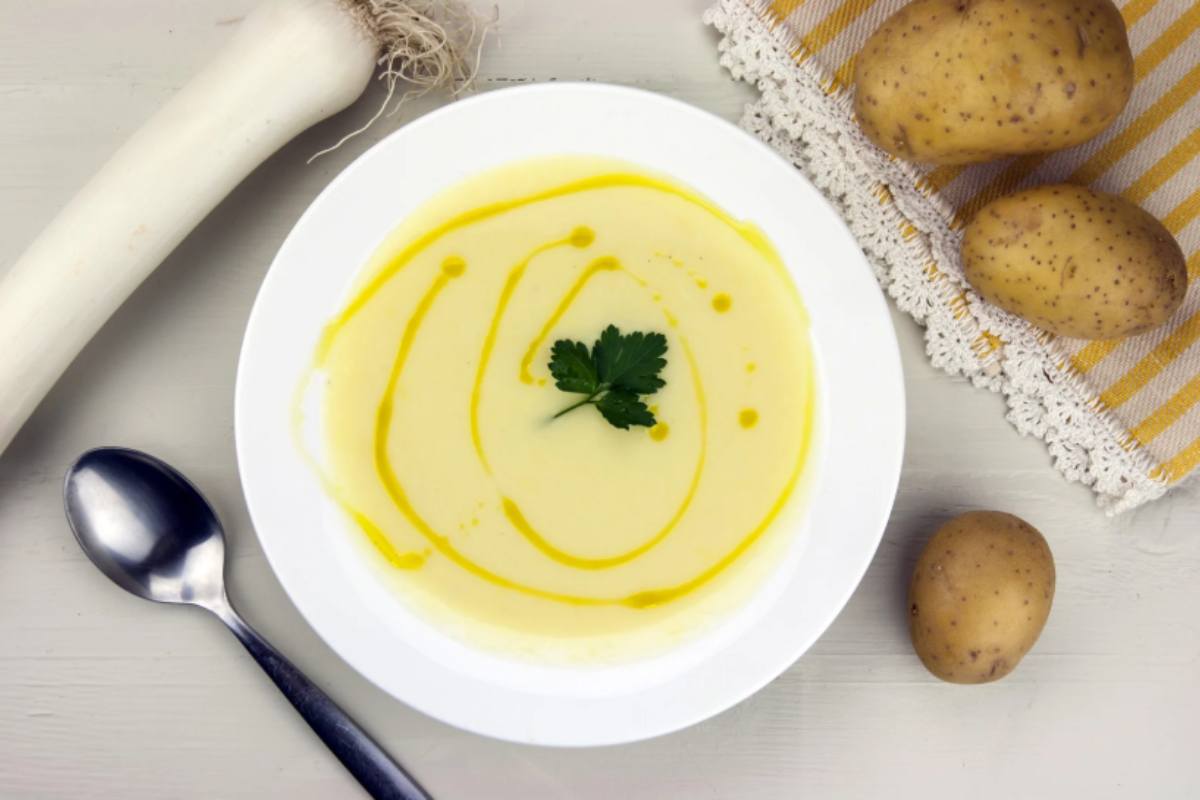 Zuppa di porri e patate con prezzemolo e olio